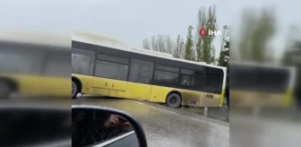 Büyükçekmece'de İETT otobüsü yağışın etkisiyle kayarak bariyerlere çarptı