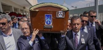 CHP Genel Başkanı Özgür Özel, Parti Yetkilisinin Cenazesine Katıldı