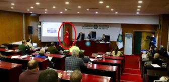 Yeni başkanın ilk icraatı salondaki Türk bayrağını kaldırmak oldu