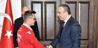 Down sendromlu milli atlet Emirhan Akçakoca, Tekirdağ Valisi'ni ziyaret etti
