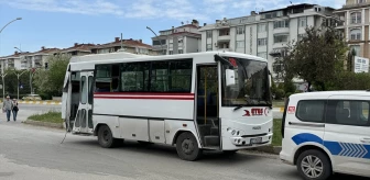 Edirne'de Kamyon ile Minibüs Çarpıştı: 1 Yaralı