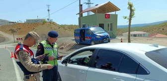 Elazığ'da Jandarma Ekipleri Tarafından Huzurlu Sokaklar ve Narkotik Uygulaması Gerçekleştirildi