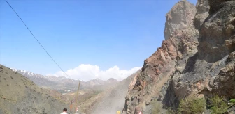 Hakkari'de heyelan tehlikesi: Dağcılar kayaları düşürdü