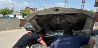 Antakya'da Otomobilin Motor Bölümüne Sıkışan Kedi Yavrusu Kurtarıldı