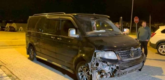 Uşak'ta minibüs ile hafif ticari araç çarpıştı, karı koca yaralandı