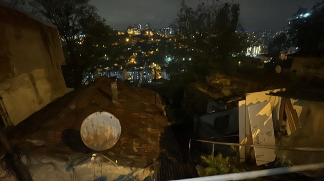 İstanbul Gaziosmanpaşa'da toprak kayması! 14 ev etkilendi, 70 kişi tedbir amaçlı tahliye edildi