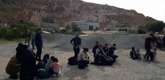 İzmir'de 27 düzensiz göçmen yakalandı, göçmen kaçakçılığı iddiasıyla 2 şüpheli gözaltına alındı