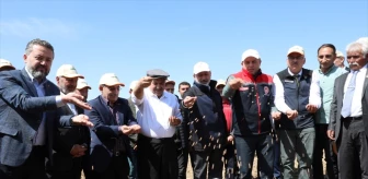 Kocasinan Belediye Başkanı Ahmet Çolakbayrakdar, çiftçilere nohut tohumu dağıttı