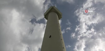 Minarede asılı kalan güvercini itfaiye kurtardı