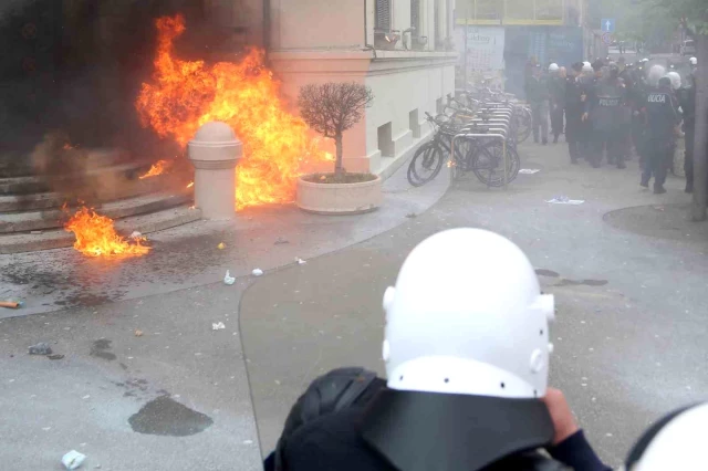 Arnavutluk'ta yolsuzlukları protesto eden öfkeli kalabalık belediye binasını yaktı