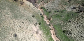 Tokat Sulusaray'da meydana gelen depremin merkez üssü olan köydeki kırıklar dron ile görüntülendi