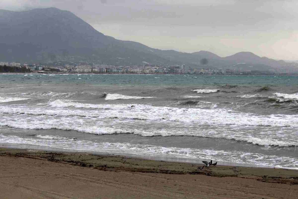 Alanya'da Şiddetli Rüzgar ve Büyük Dalgalar