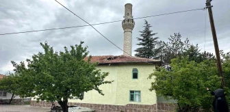 Ankara'da Şiddetli Rüzgarın Etkisiyle 2 Caminin Minareleri Yıkıldı