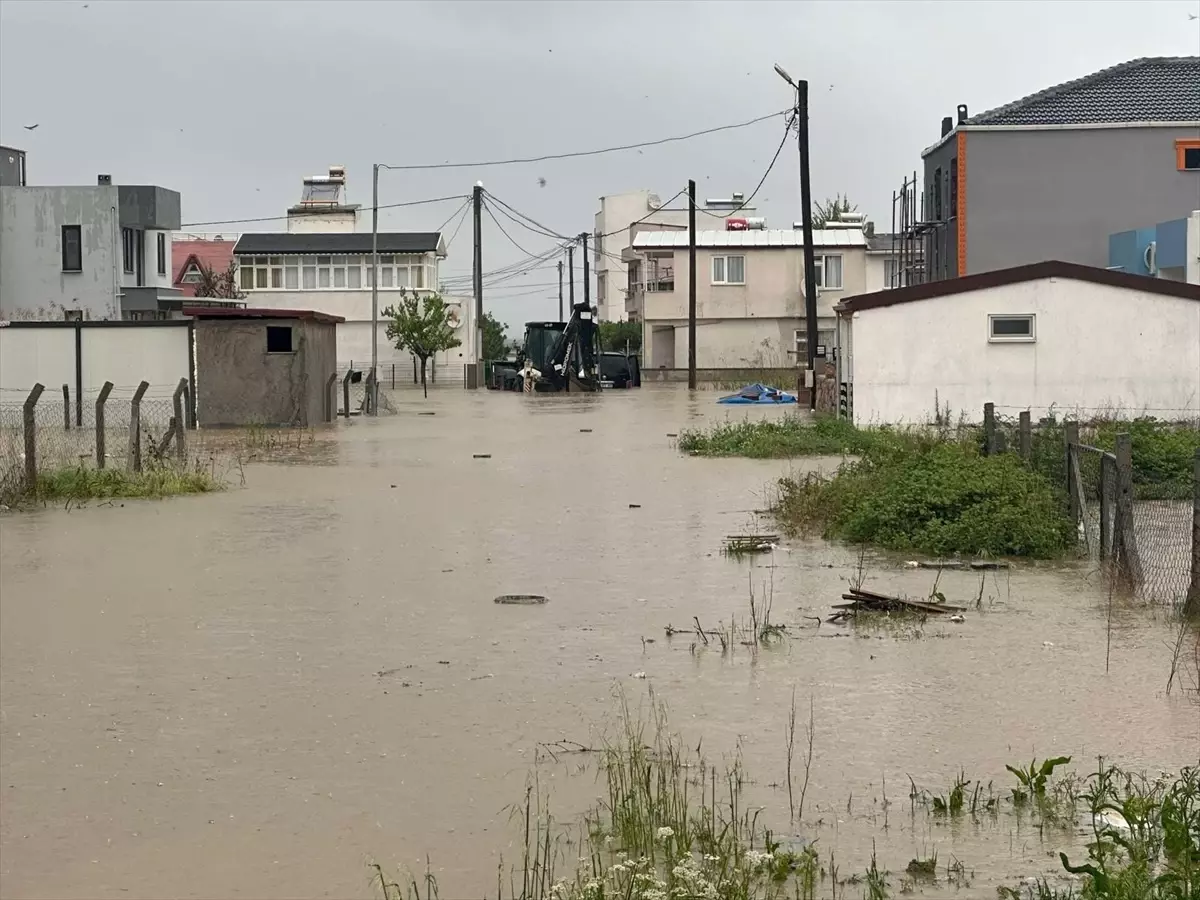 Erdek'te Şiddetli Yağışlar Sonucu Su Baskınları Oluştu