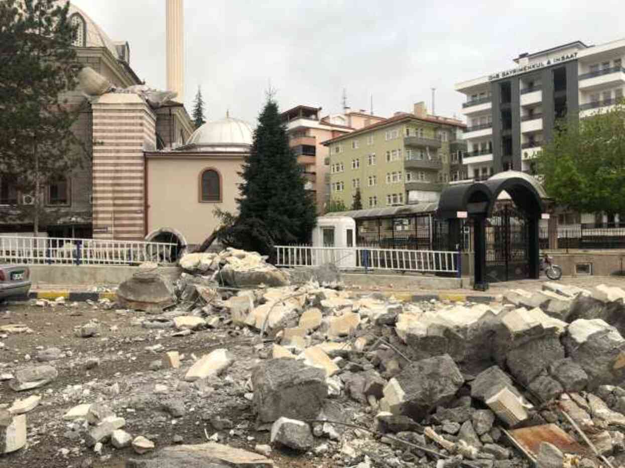 Cep telefonu kamerasına anbean yansıdı! Çankırı'da şiddetli fırtınaya dayanamayan cami minaresi devrildi Cep telefonu kamerasına anbean yansıdı! Çankırı'da şiddetli fırtınaya dayanamayan cami minaresi devrildi