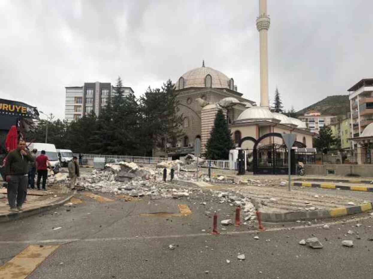 Cep telefonu kamerasına anbean yansıdı! Çankırı'da şiddetli fırtınaya dayanamayan cami minaresi devrildi Cep telefonu kamerasına anbean yansıdı! Çankırı'da şiddetli fırtınaya dayanamayan cami minaresi devrildi
