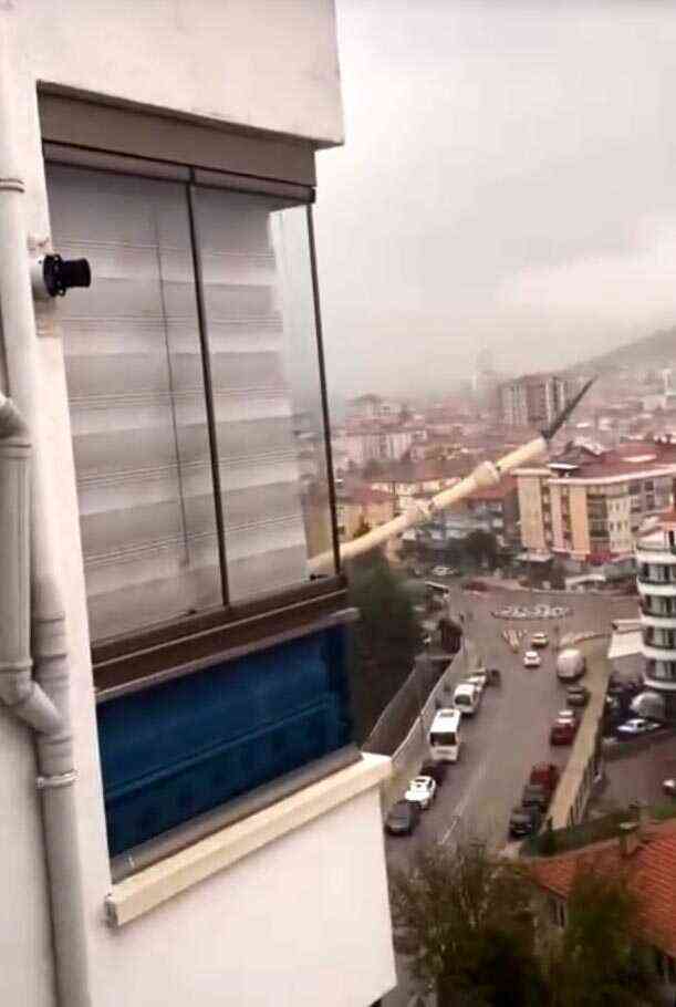 Cep telefonu kamerasına anbean yansıdı! Çankırı'da şiddetli fırtınaya dayanamayan cami minaresi devrildi Cep telefonu kamerasına anbean yansıdı! Çankırı'da şiddetli fırtınaya dayanamayan cami minaresi devrildi