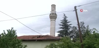 Elmadağ'da fırtınaya dayanamayan iki minare devrildi