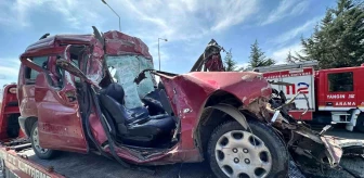 Samsun'da Kırmızı Işıkta Bekleyen Tıra Çarpan Araçta 2 Kişi Hayatını Kaybetti
