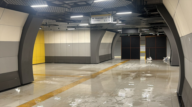 İstanbul'da Yenibosna metro istasyonu su baskınına uğradı