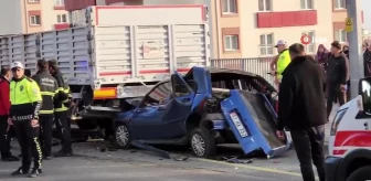 Niğde'de hafif ticari araç park halindeki otomobile, otomobil ise önündeki tıra çarptı