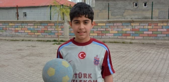 12 Yaşındaki Nurullah Balcı, Trabzonspor Formasını Silinen Logosunu Kendi Çizdi