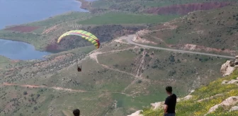Siirt'te Turizm Haftası'nda Yamaç Paraşütü Heyecanı