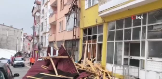 Suluova'da fırtına çatıları uçurdu