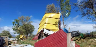 Uşak'ta Fırtına Sonucu Ev ve Ahırların Çatısı Zarar Gördü