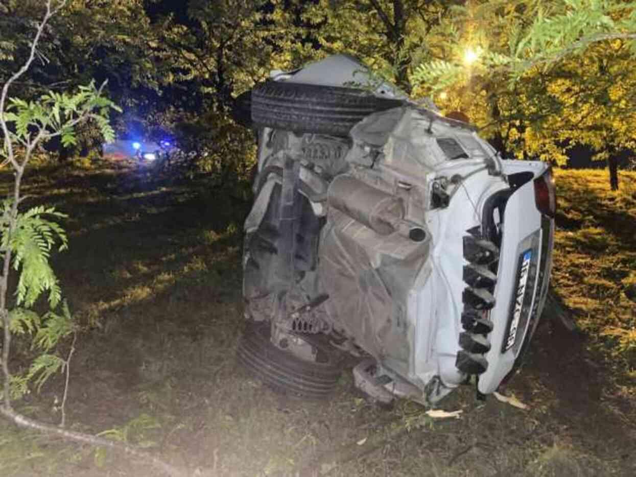 Bariyerlerden aşan aracın sürücüsü camdan fırladı Bariyerlerden aşan aracın sürücüsü camdan fırladı