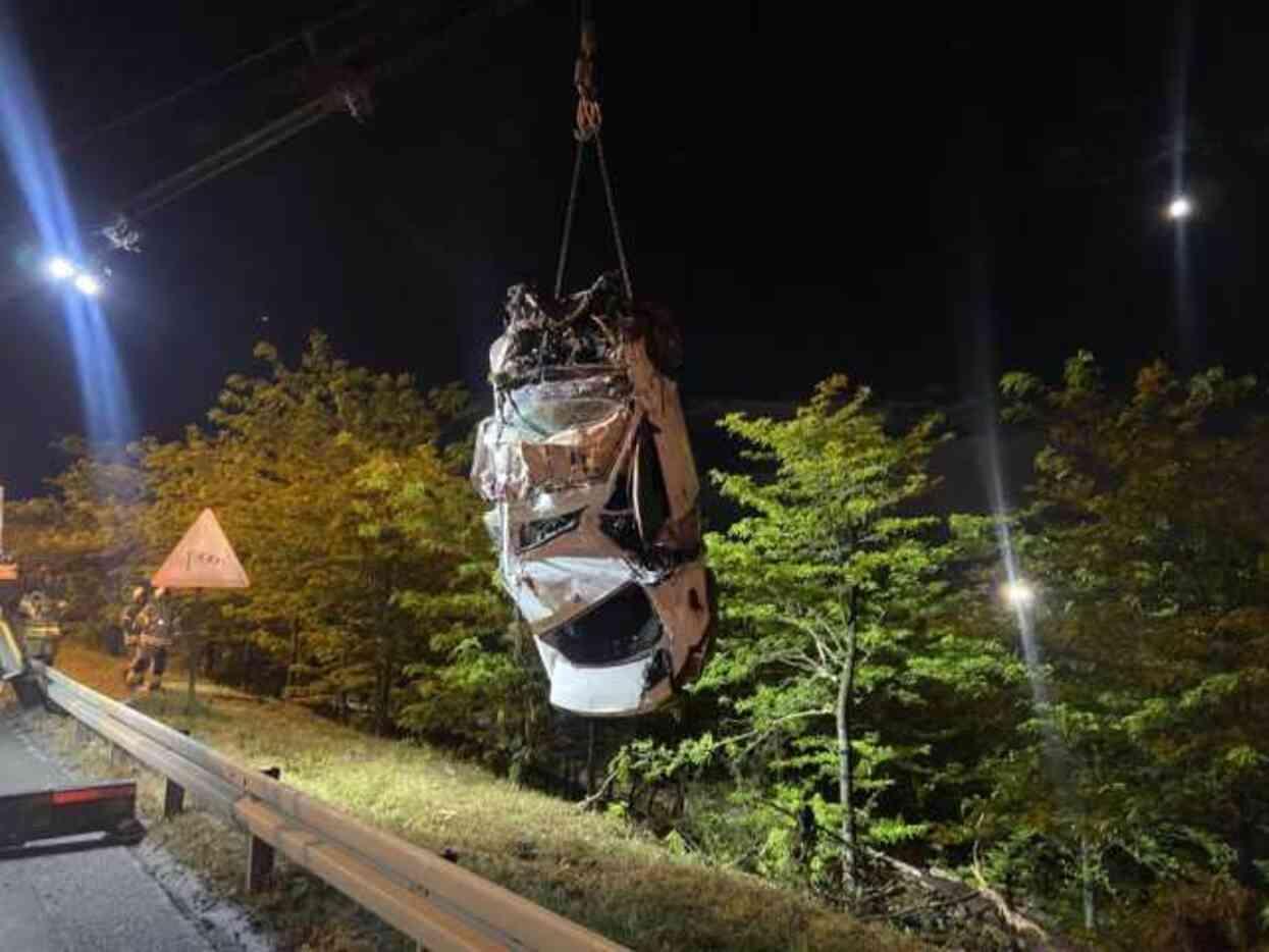 Bariyerlerden aşan aracın sürücüsü camdan fırladı Bariyerlerden aşan aracın sürücüsü camdan fırladı