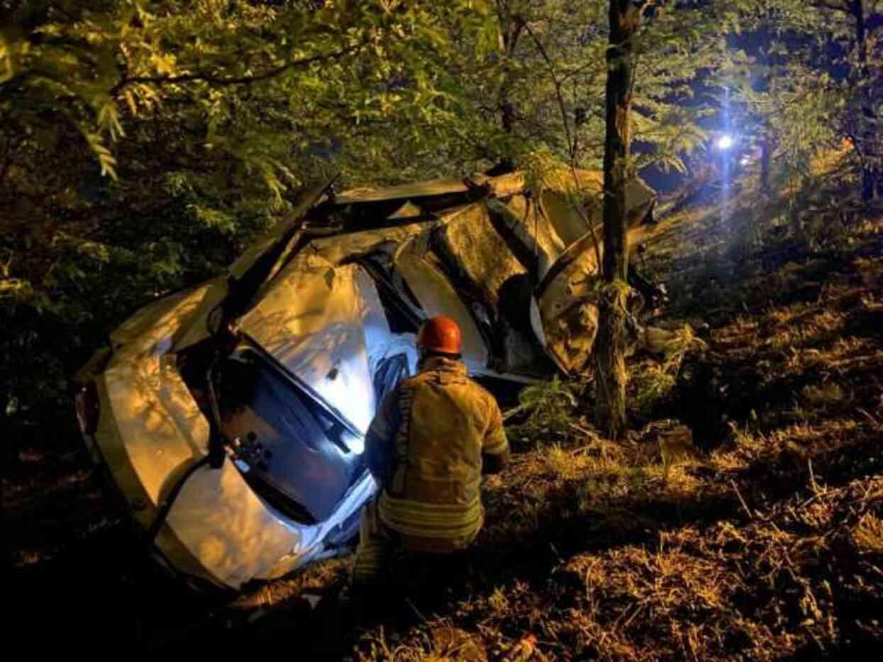 Bariyerlerden aşan aracın sürücüsü camdan fırladı Bariyerlerden aşan aracın sürücüsü camdan fırladı