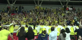 Fenerbahçe Kadın Voleybol Takımı Şampiyonluk Kupasını Kaldırdı
