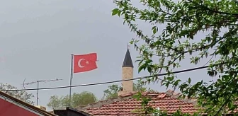 Kırşehir'de Şiddetli Rüzgar Türk Bayrağını Yırttı