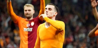 Galatasaraylı Futbolcu Kerem Aktürkoğlu Pendikspor Maçının Ardından Taraftarlara 3'lü Çektirdi