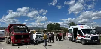 Tokat'ın Erbaa ilçesinde kamyon ile otomobilin çarpışması sonucu 3 kişi yaralandı