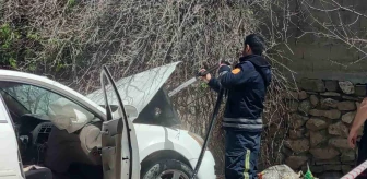 Van'da otomobil duvara çarptı: 3 kişi yaralandı