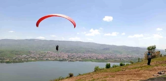 Adıyaman'da 23 Nisan kutlamalarında yamaç paraşütü etkinliği düzenlendi