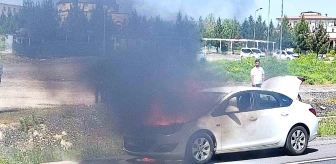 Şanlıurfa'da seyir halindeki otomobil alev aldı