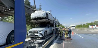 Anadolu Otoyolu'nda Otomobil Taşıyan Tırda Yangın Çıktı