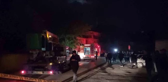 Karabük'te 2 katlı müstakil evde çıkan yangında mahalleli sokağa döküldü
