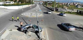 Aksaray'da Alkollü Sürücü Aydınlatma Direğine Çarptı