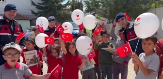 Amasya'da Jandarma Ekipleri Köy Okulunda Öğrencilere Bayram Sürprizi Yaptı