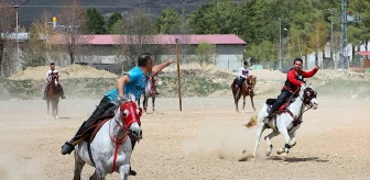 Bayburt'ta Turizm Haftası kapsamında atlı cirit gösterisi düzenlendi