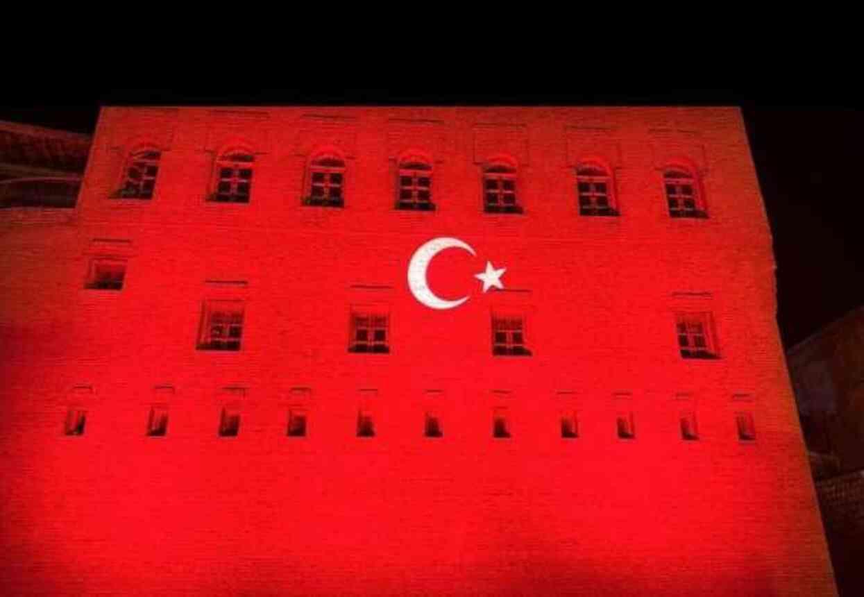 Cumhurbaşkanı Erdoğan'ın kritik ziyareti öncesi Irak'taki caddelere Türk bayrağı asıldı