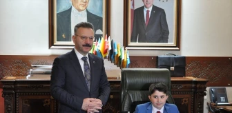 Eskişehir Valisi Hüseyin Aksoy, 23 Nisan'da makamını çocuğa devretti