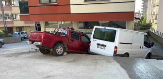 Rize'de freni patlayan araç park halindeki araçlara çarptı, 2 kişi yaralandı