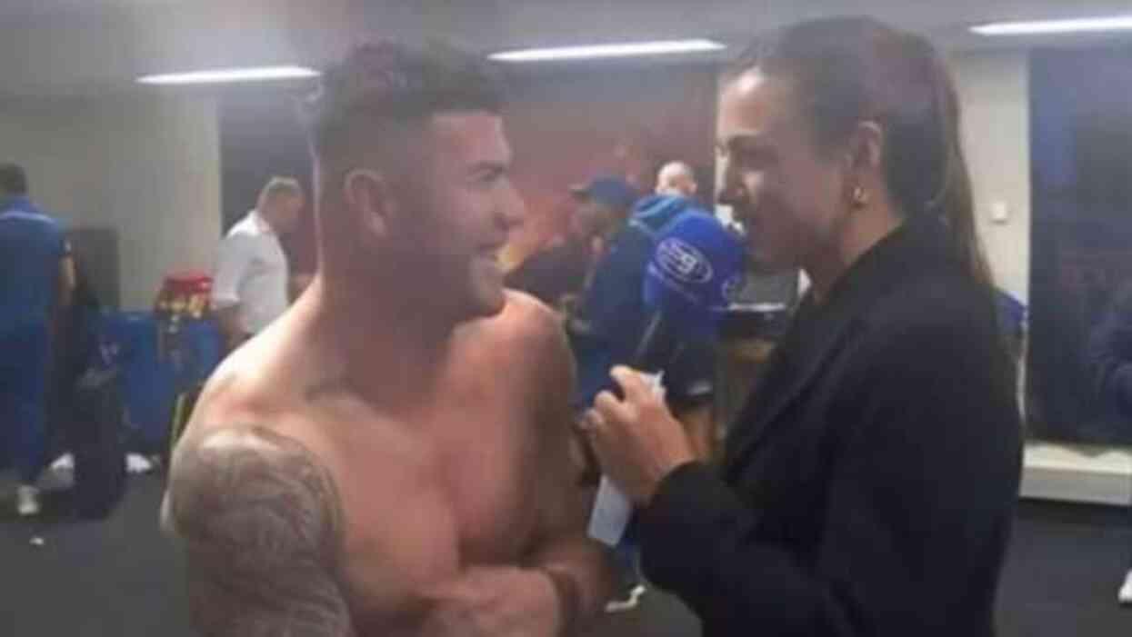 Galibiyet sevincini abarttı! İngiliz Rugby yıldızı Bradman Best, canlı yayında takım arkadaşının eşini öpmeye çalıştı Galibiyet sevincini abarttı! İngiliz Rugby yıldızı Bradman Best, canlı yayında takım arkadaşının eşini öpmeye çalıştı