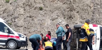 Hakkari-Yüksekova kara yolunda kaya düşmesi sonucu araç devrildi, 1 kişi yaralandı