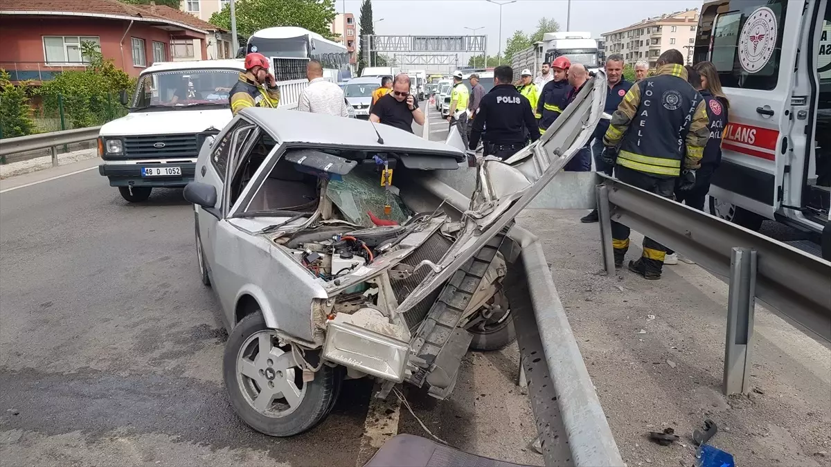 İzmit'te Otomobil Bariyere Çarptı: Sürücü Hayatını Kaybetti
